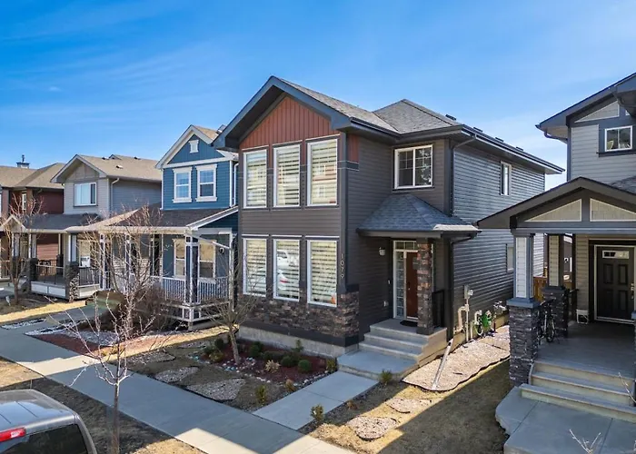 5 Bedroom House In Mcconachie, Near Anthony Henday, Sleeps 12, Backyard, Netflix, Free Parking