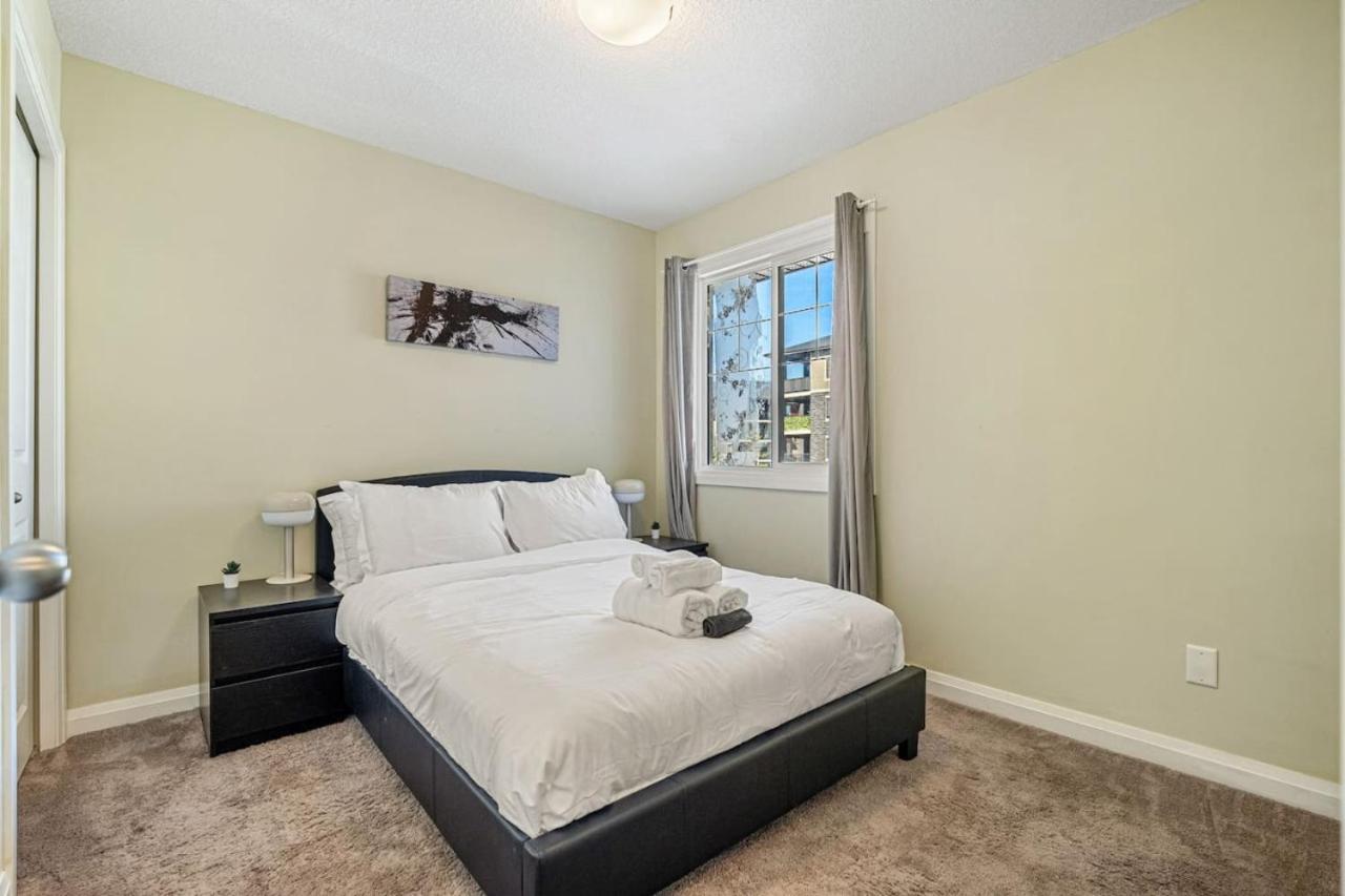 5 Bedroom House In Mcconachie, Near Anthony Henday, Sleeps 12, Backyard, Netflix, Free Parking * Edmonton