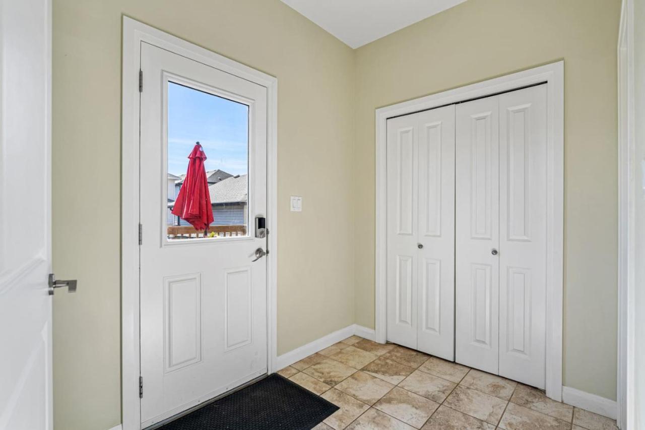5 Bedroom House In Mcconachie, Near Anthony Henday, Sleeps 12, Backyard, Netflix, Free Parking * Edmonton