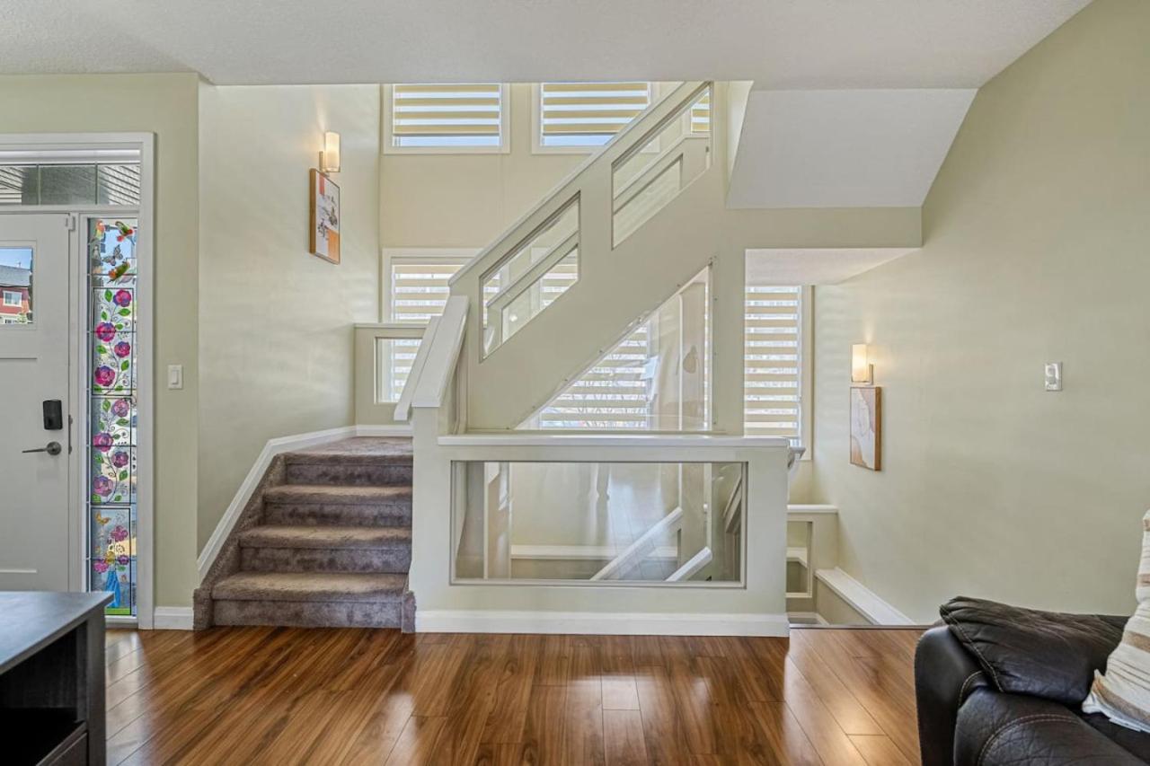 5 Bedroom House In Mcconachie, Near Anthony Henday, Sleeps 12, Backyard, Netflix, Free Parking *