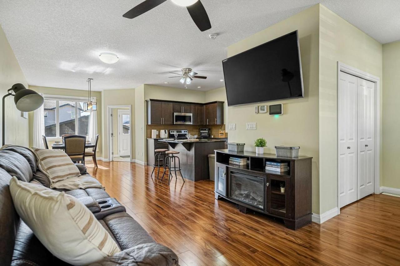 Holiday home 5 Bedroom House In Mcconachie, Near Anthony Henday, Sleeps 12, Backyard, Netflix, Free Parking