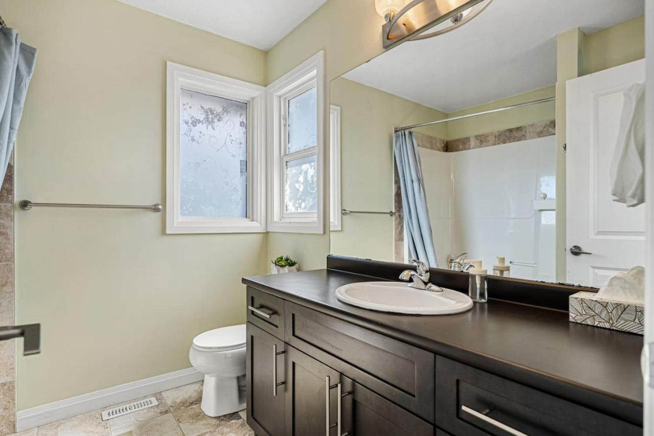 Holiday home 5 Bedroom House In Mcconachie, Near Anthony Henday, Sleeps 12, Backyard, Netflix, Free Parking *