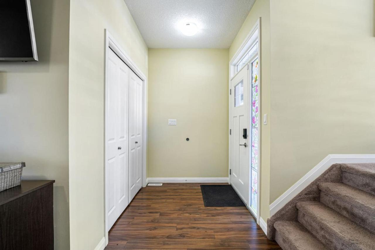 5 Bedroom House In Mcconachie, Near Anthony Henday, Sleeps 12, Backyard, Netflix, Free Parking Holiday home Edmonton