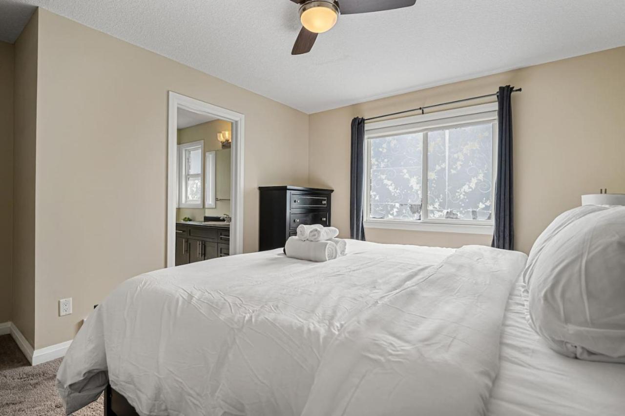 5 Bedroom House In Mcconachie, Near Anthony Henday, Sleeps 12, Backyard, Netflix, Free Parking Holiday home