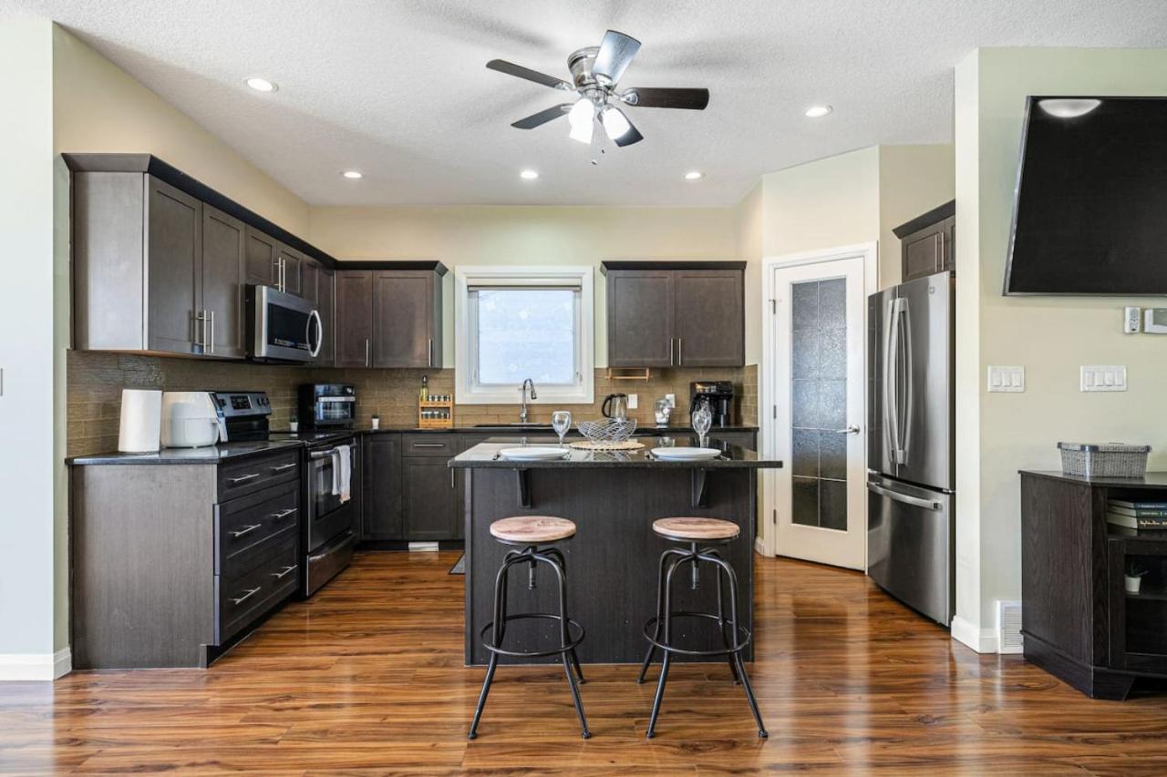 5 Bedroom House In Mcconachie, Near Anthony Henday, Sleeps 12, Backyard, Netflix, Free Parking * Edmonton