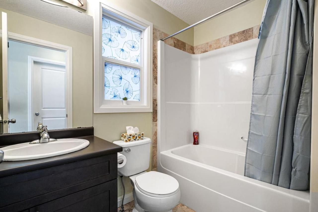 5 Bedroom House In Mcconachie, Near Anthony Henday, Sleeps 12, Backyard, Netflix, Free Parking Holiday home