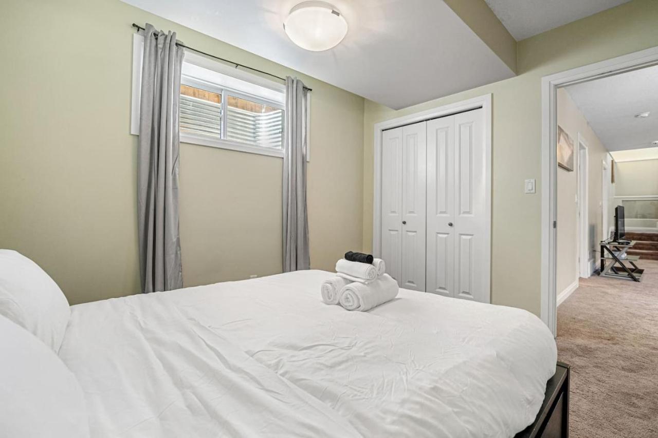 Holiday home 5 Bedroom House In Mcconachie, Near Anthony Henday, Sleeps 12, Backyard, Netflix, Free Parking *