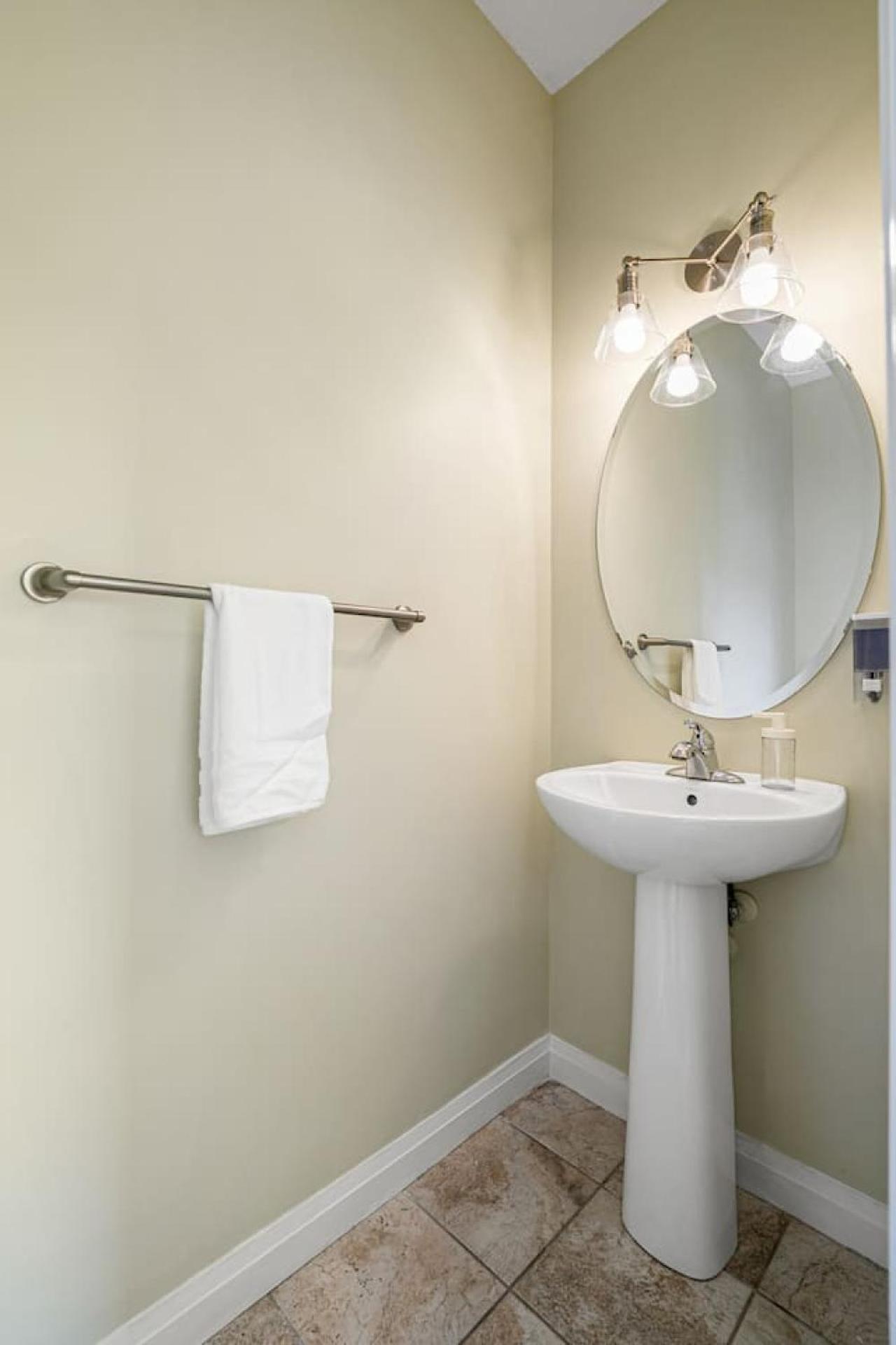 Holiday home 5 Bedroom House In Mcconachie, Near Anthony Henday, Sleeps 12, Backyard, Netflix, Free Parking Edmonton