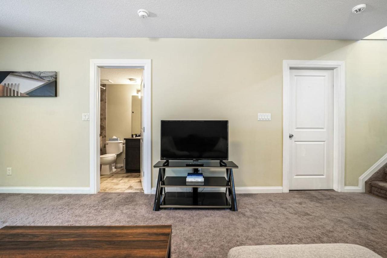 5 Bedroom House In Mcconachie, Near Anthony Henday, Sleeps 12, Backyard, Netflix, Free Parking *