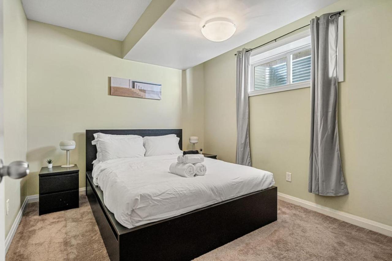 5 Bedroom House In Mcconachie, Near Anthony Henday, Sleeps 12, Backyard, Netflix, Free Parking Edmonton