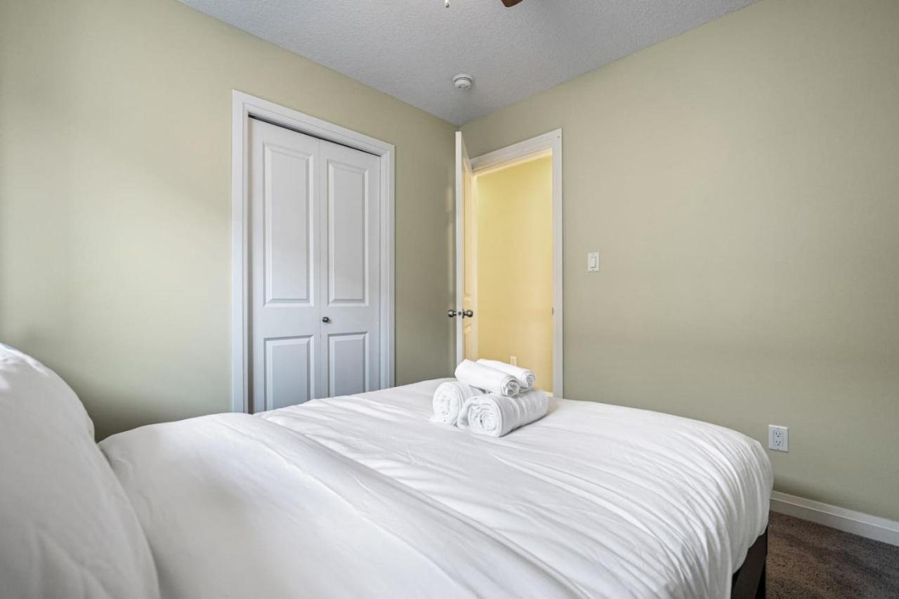 Holiday home 5 Bedroom House In Mcconachie, Near Anthony Henday, Sleeps 12, Backyard, Netflix, Free Parking Edmonton