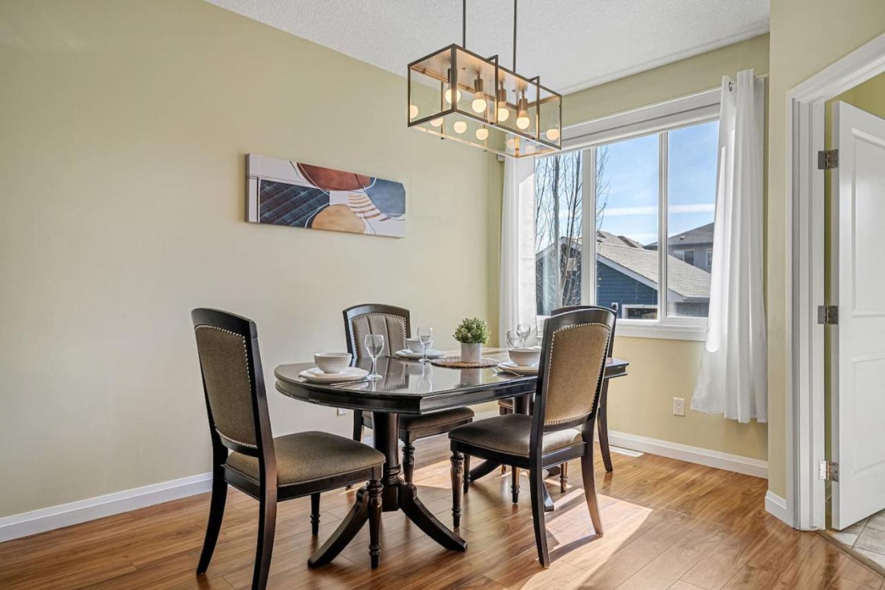 5 Bedroom House In Mcconachie, Near Anthony Henday, Sleeps 12, Backyard, Netflix, Free Parking Holiday home