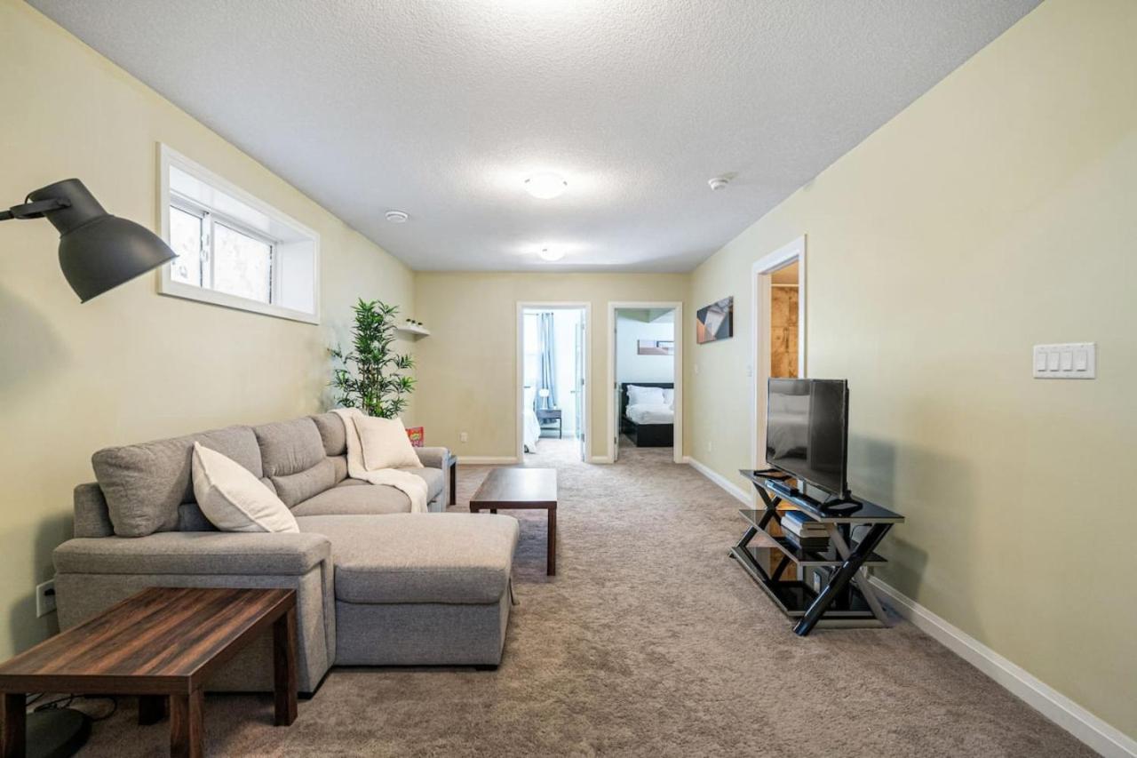 Holiday home 5 Bedroom House In Mcconachie, Near Anthony Henday, Sleeps 12, Backyard, Netflix, Free Parking *