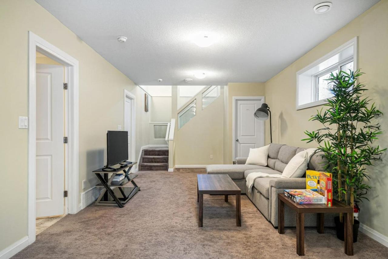 5 Bedroom House In Mcconachie, Near Anthony Henday, Sleeps 12, Backyard, Netflix, Free Parking Holiday home Edmonton