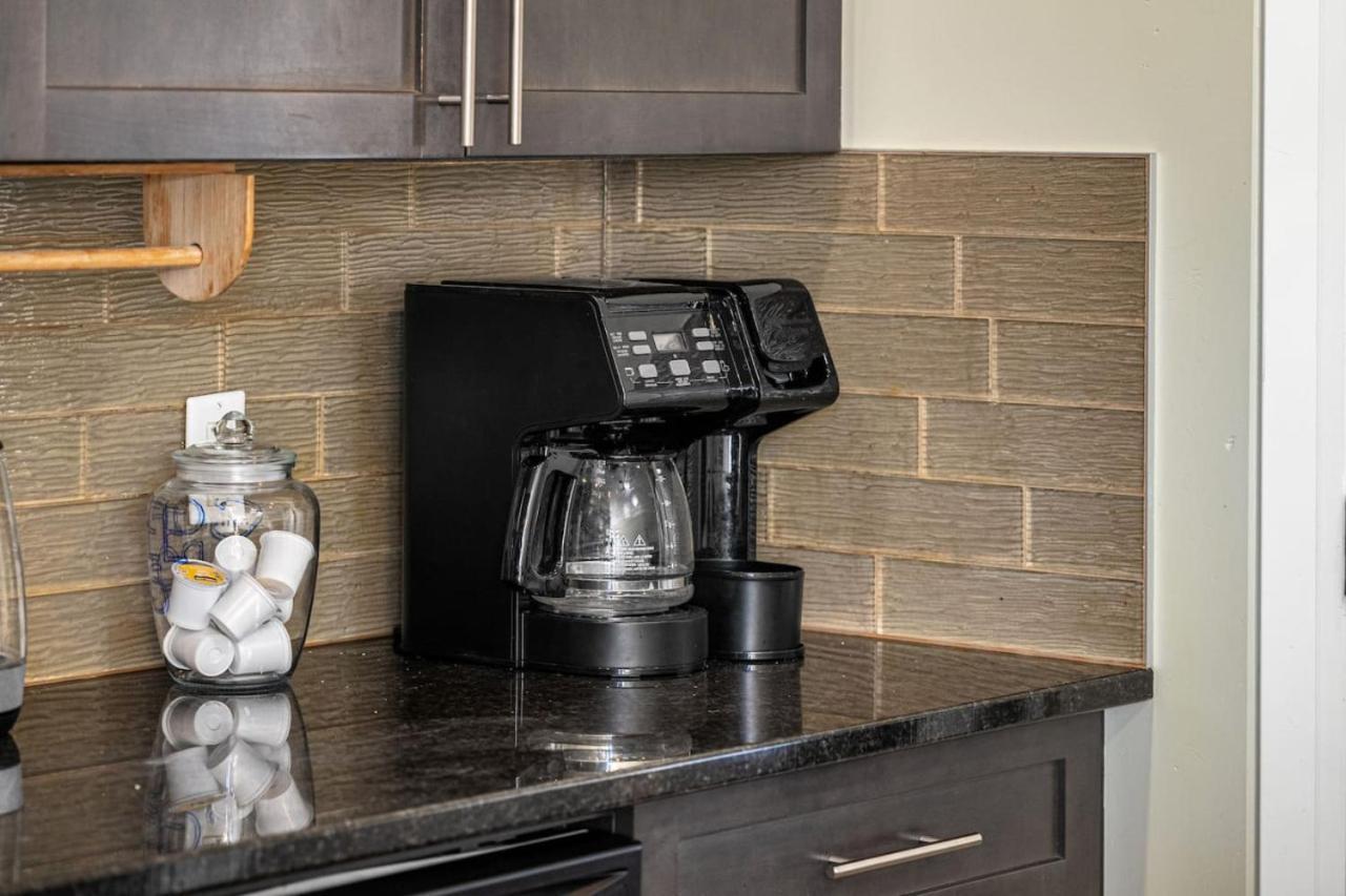 Holiday home 5 Bedroom House In Mcconachie, Near Anthony Henday, Sleeps 12, Backyard, Netflix, Free Parking Edmonton