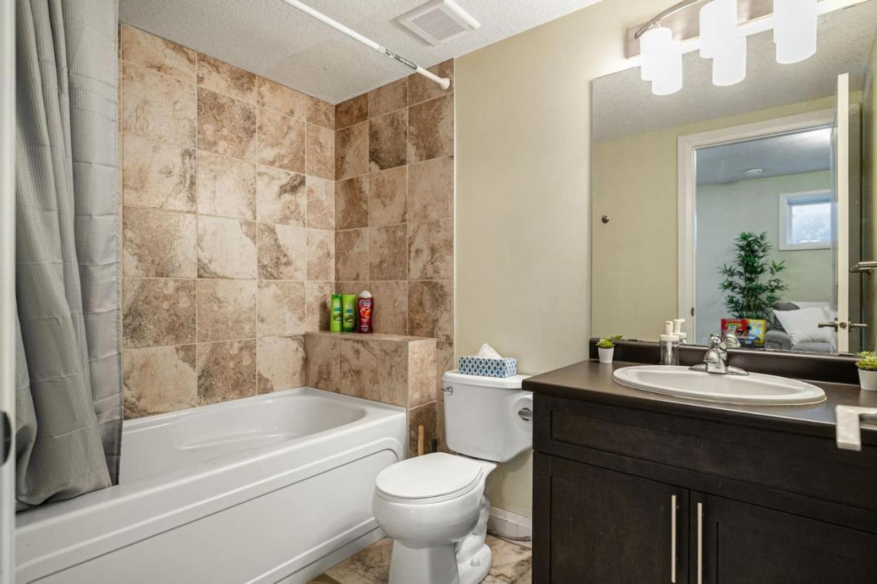 5 Bedroom House In Mcconachie, Near Anthony Henday, Sleeps 12, Backyard, Netflix, Free Parking *