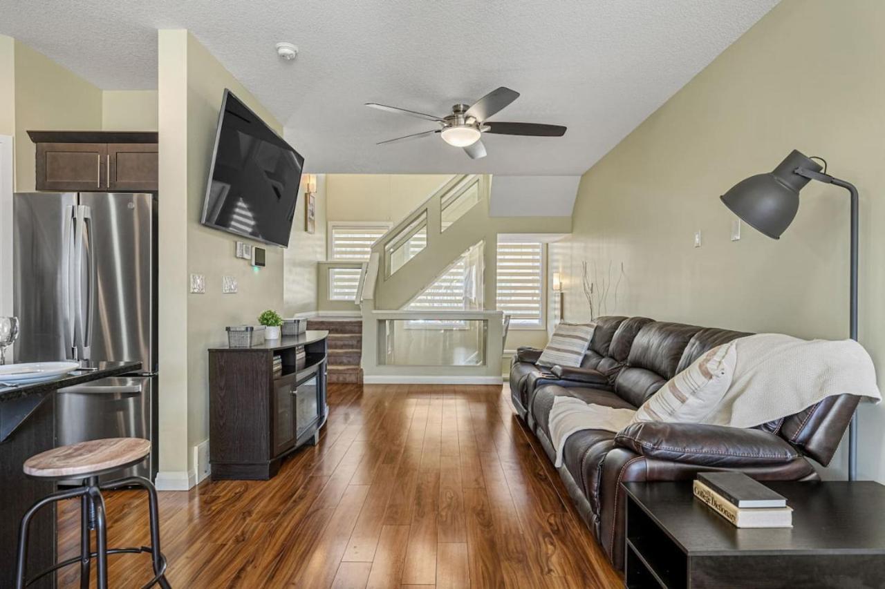 5 Bedroom House In Mcconachie, Near Anthony Henday, Sleeps 12, Backyard, Netflix, Free Parking Edmonton