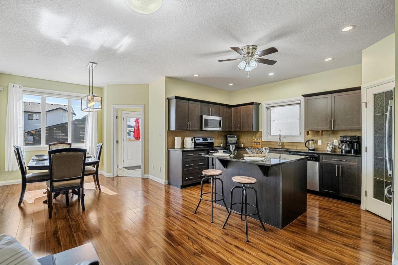 5 Bedroom House In Mcconachie, Near Anthony Henday, Sleeps 12, Backyard, Netflix, Free Parking * Edmonton