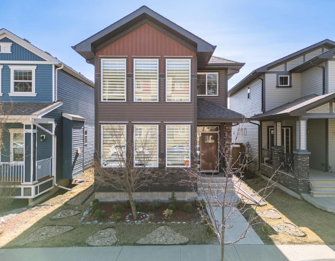 5 Bedroom House In Mcconachie, Near Anthony Henday, Sleeps 12, Backyard, Netflix, Free Parking Holiday home Edmonton