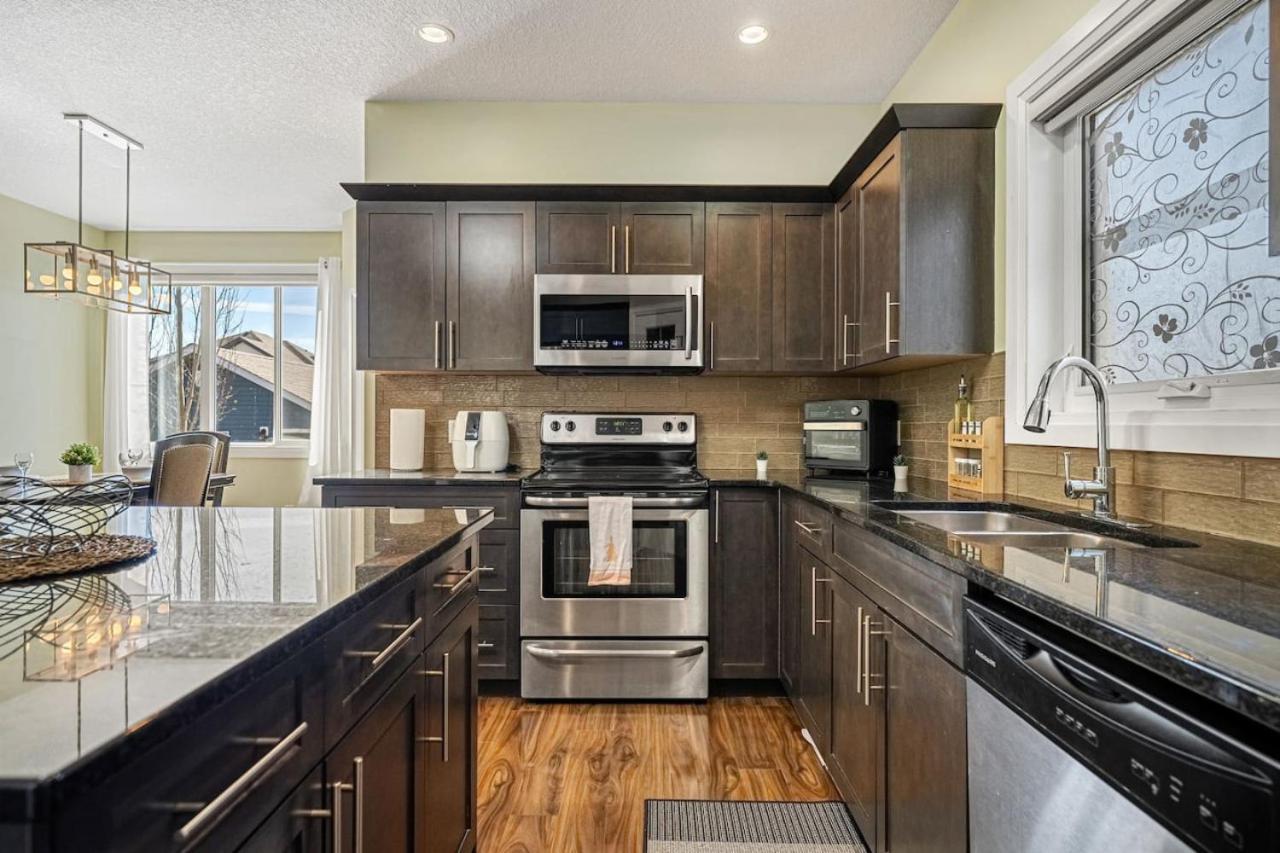 Holiday home 5 Bedroom House In Mcconachie, Near Anthony Henday, Sleeps 12, Backyard, Netflix, Free Parking Edmonton