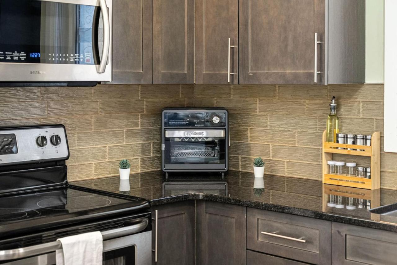 5 Bedroom House In Mcconachie, Near Anthony Henday, Sleeps 12, Backyard, Netflix, Free Parking *