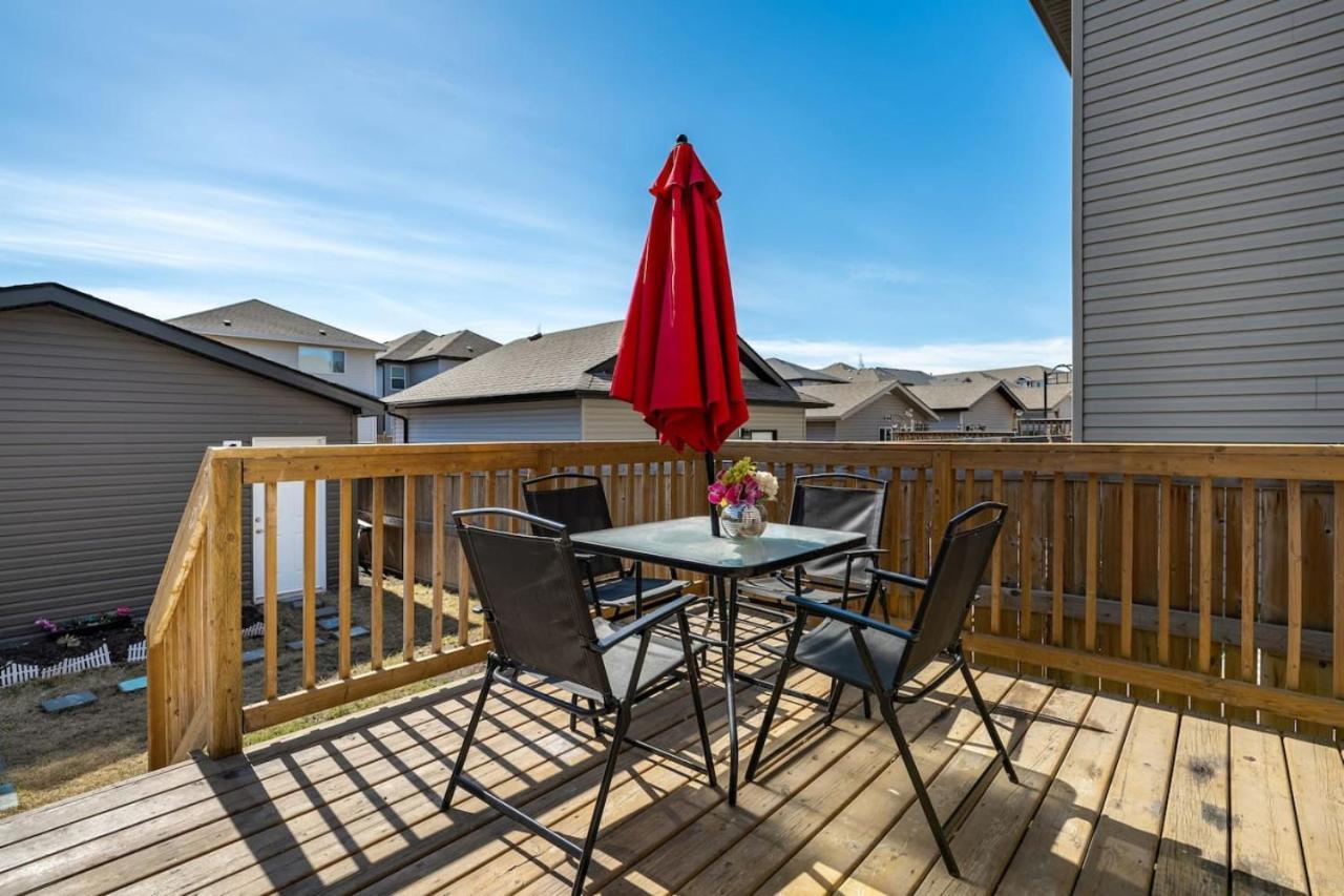 5 Bedroom House In Mcconachie, Near Anthony Henday, Sleeps 12, Backyard, Netflix, Free Parking Holiday home Edmonton
